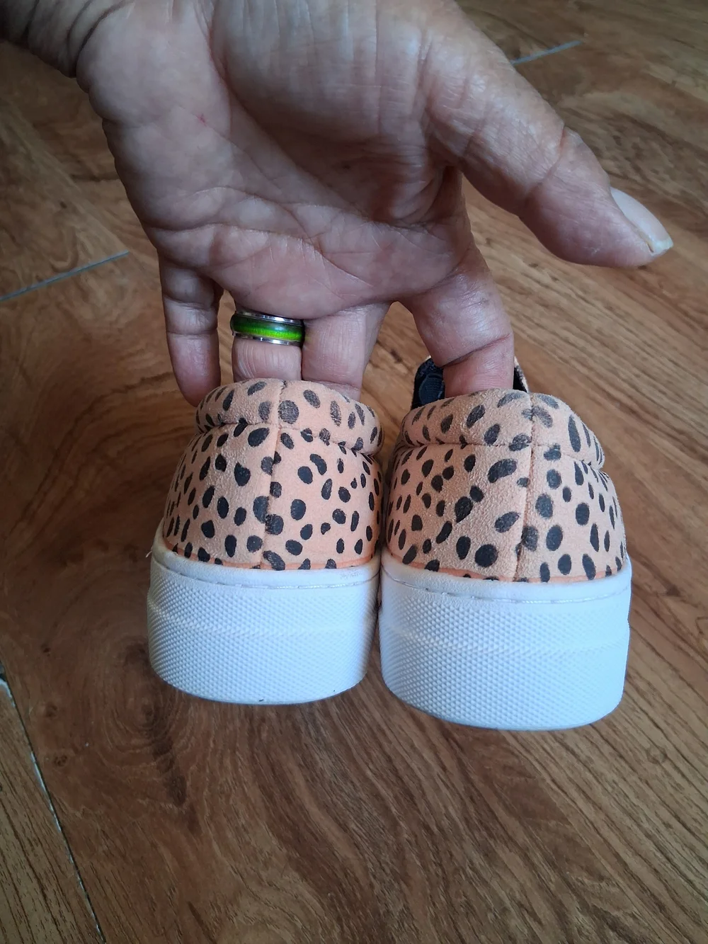 Source Unknown Peach Slip-On Moccasins with Black Spot Print